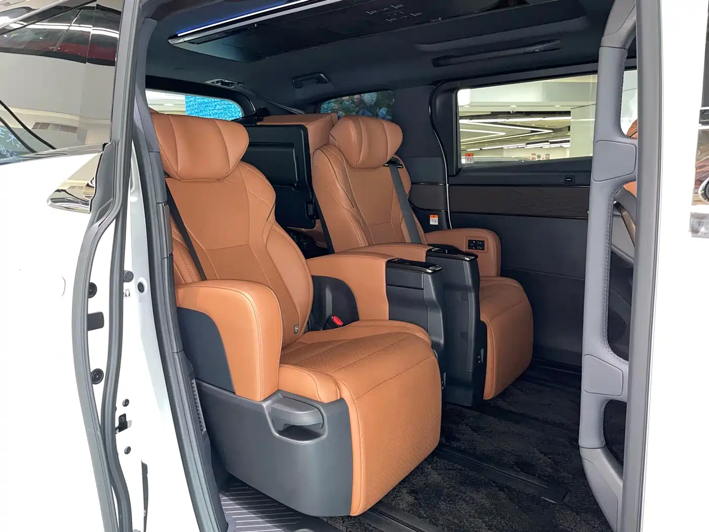 Toyota Vellfire 2026 2024 Crown Hybrid 2.5L Executive Premium Edition