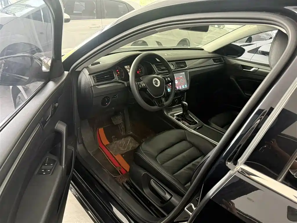 Volkswagen Passat 2017 280TSI DSG Elegance фото 17