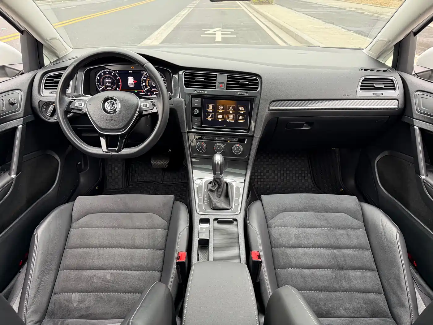 Volkswagen Golf 2020 Beloved Edition 280TSI DSG Luxury фото 17