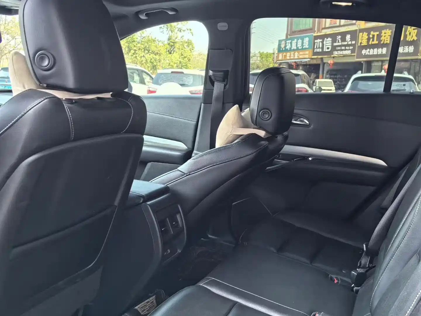 Photo 9 - Cadillac XT4