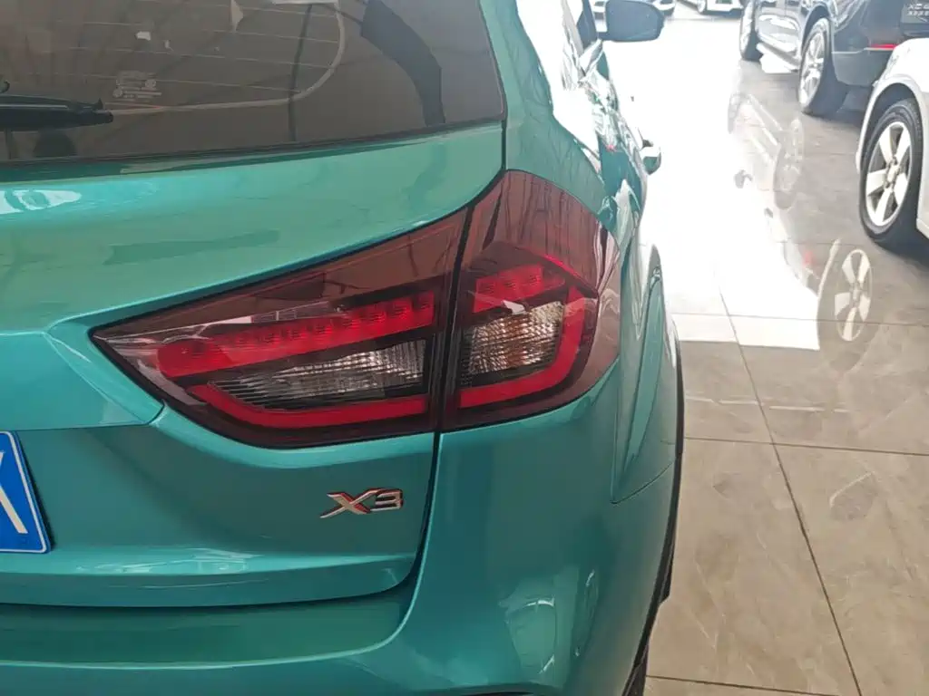 Фото 8 - Geely Vision X3