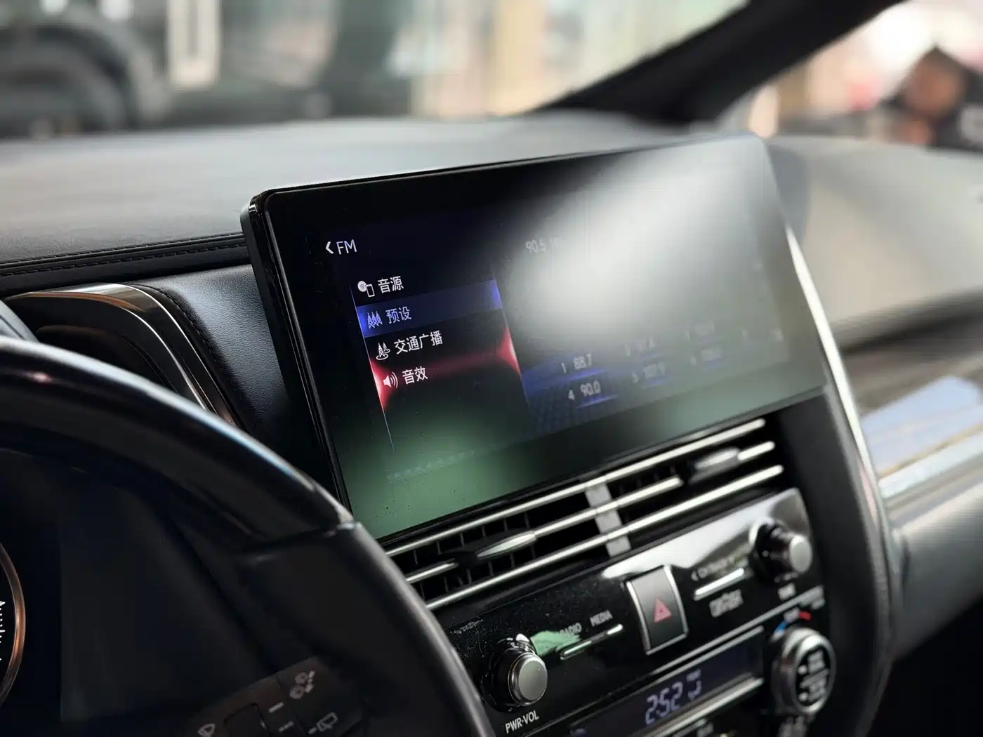 Lexus LM 2020 300h Seven-Seater Elegance Edition фото 12