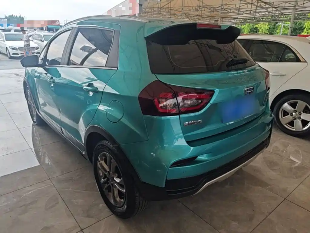 Фото 5 - Geely Vision X3
