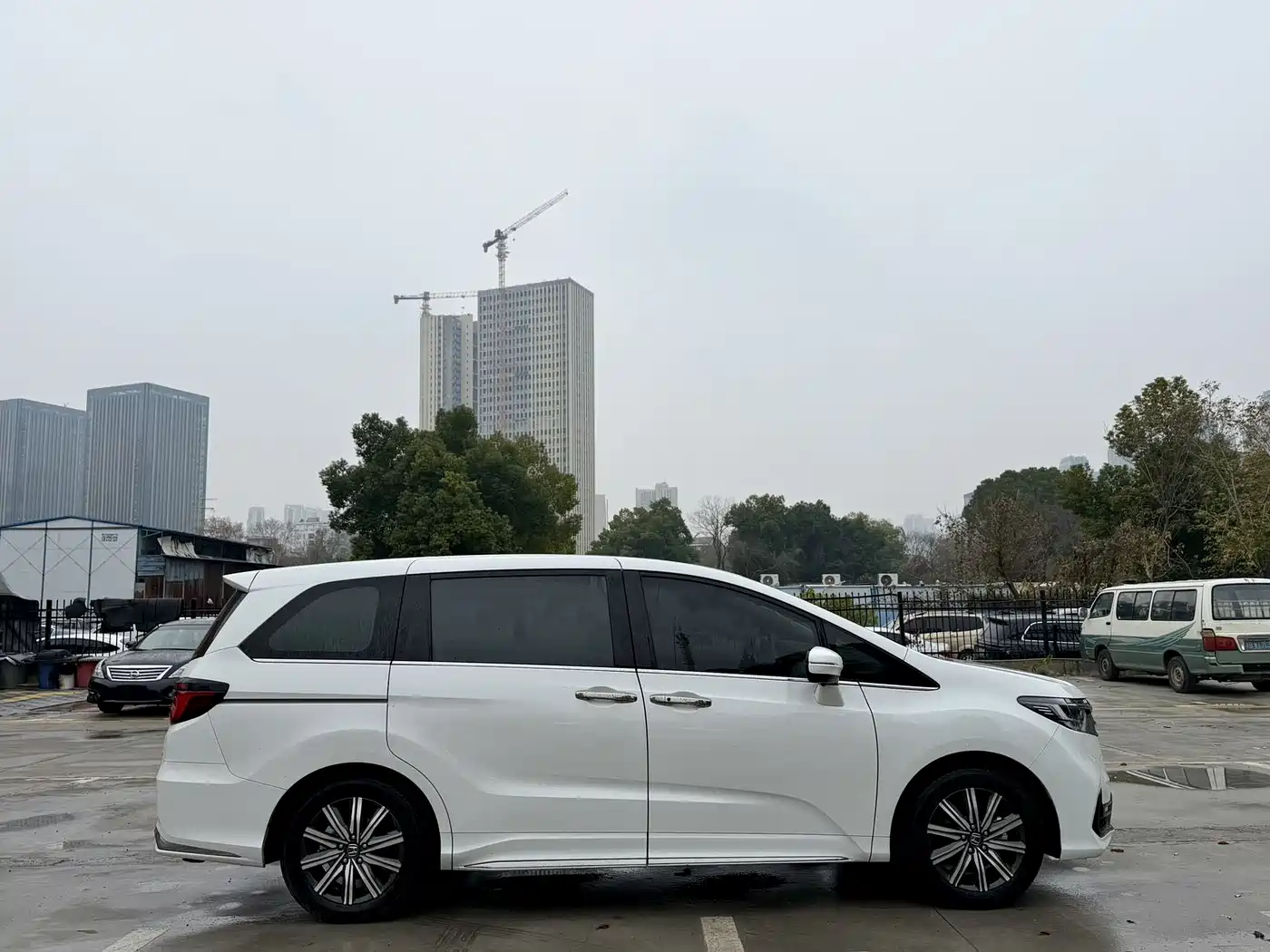 Honda Odyssey 2022 2.0L e:HEV Sharp·Intelligent Edition фото 5
