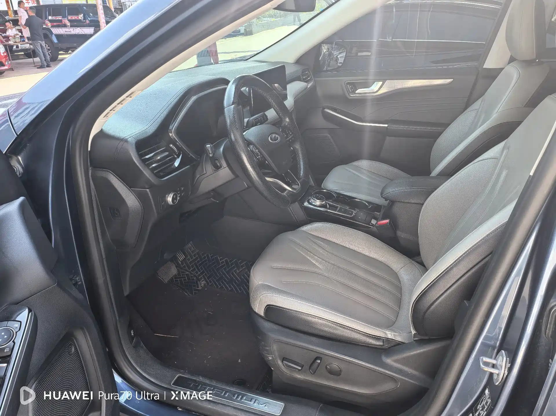 Photo 11 - Ford Escape