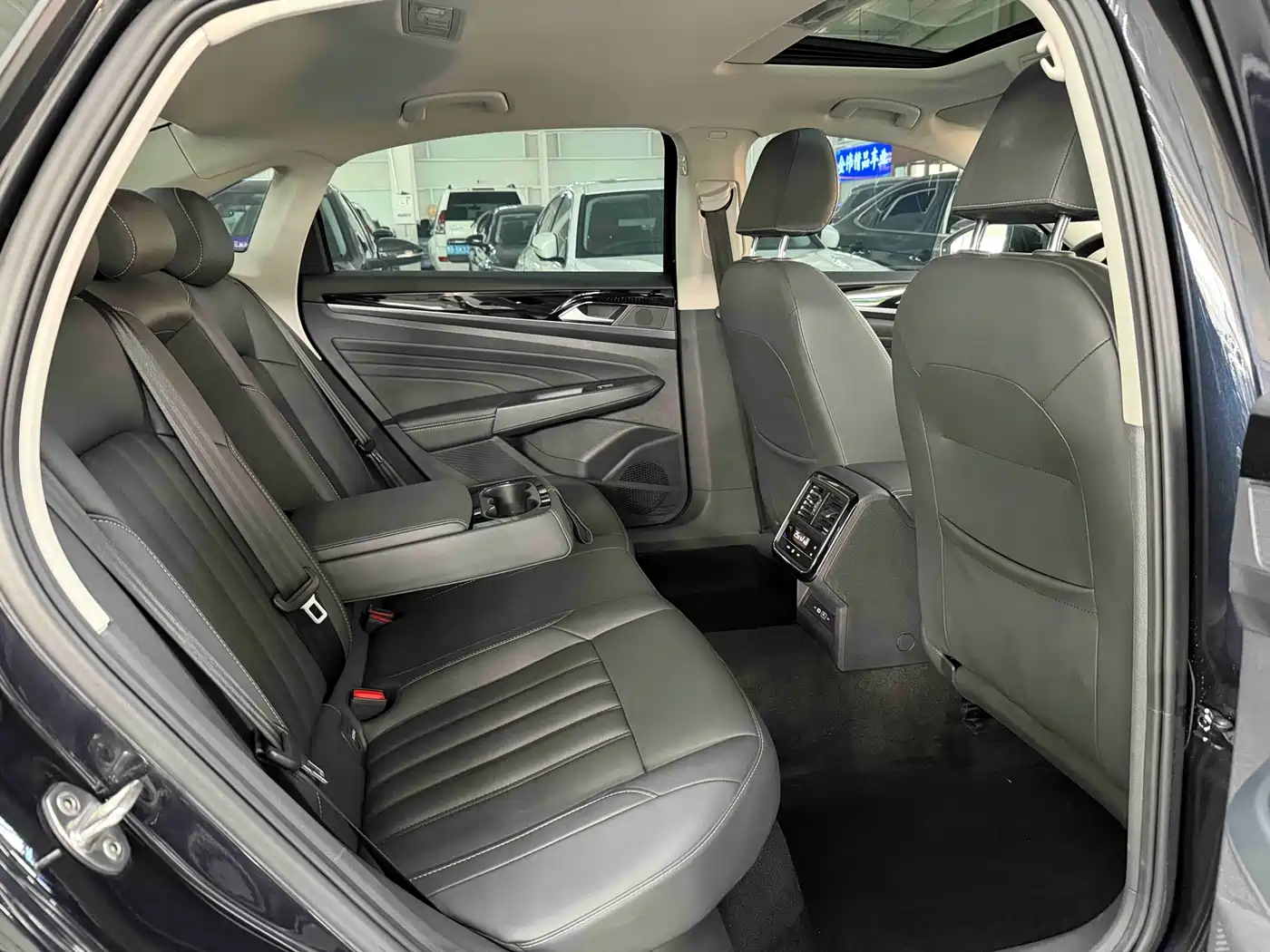 Volkswagen Passat 2022 280TSI Elite Edition фото 15