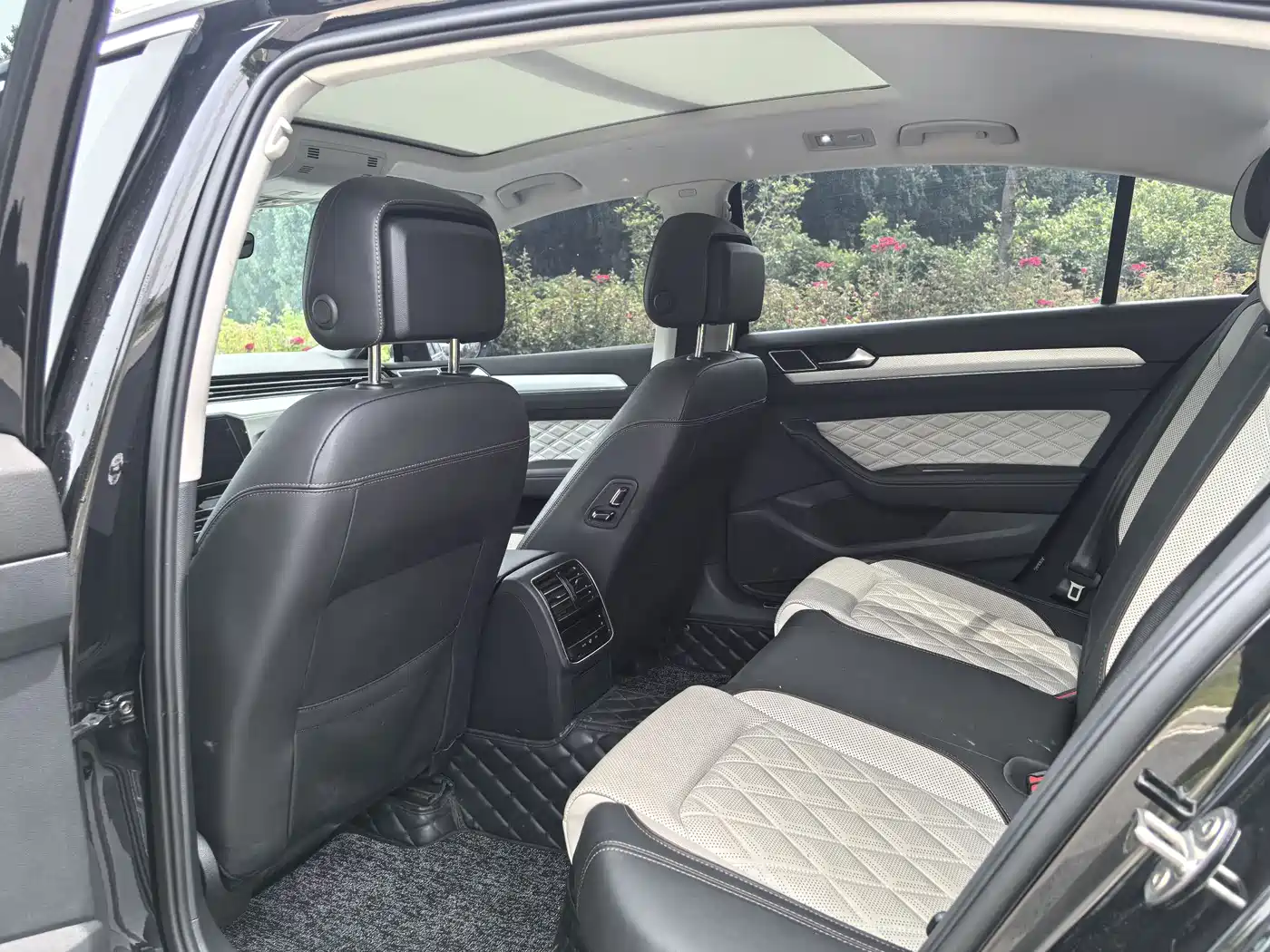 Volkswagen Magotan 2023 Model 2 Million Commemorative Edition 330TSI DSG Luxury фото 5