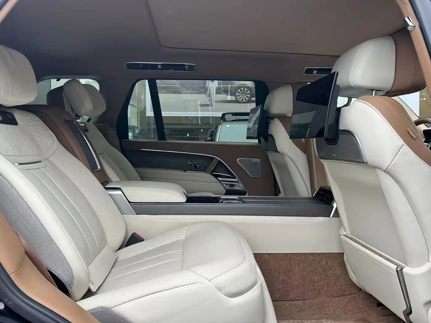 Land Rover Range Rover 2024 3.0 L6 400PS SV Prestige Genesis Extended 4-Seater фото 5