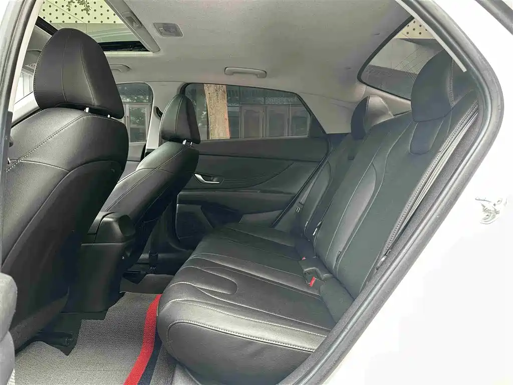 Hyundai Elantra 2021 1.5L CVT LUX Premium Edition фото 16