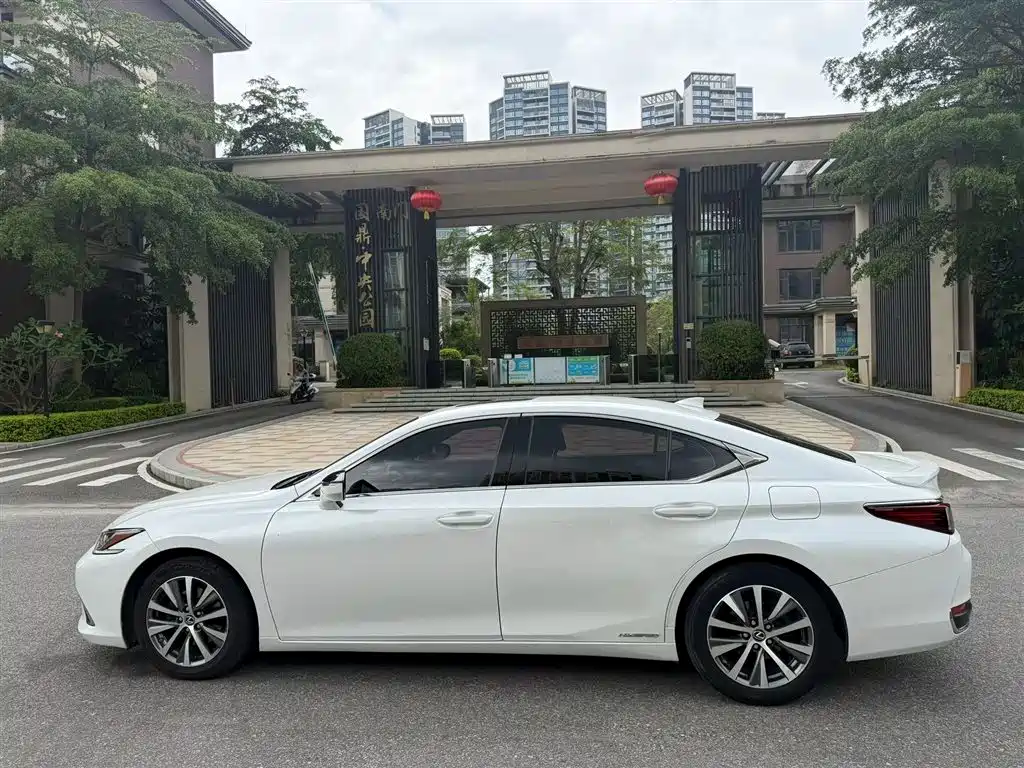 Lexus ES 2018 300h Excellence Edition China V фото 8