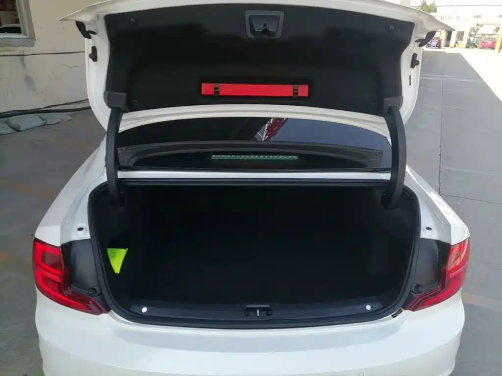 صورة 19 - Volvo S90