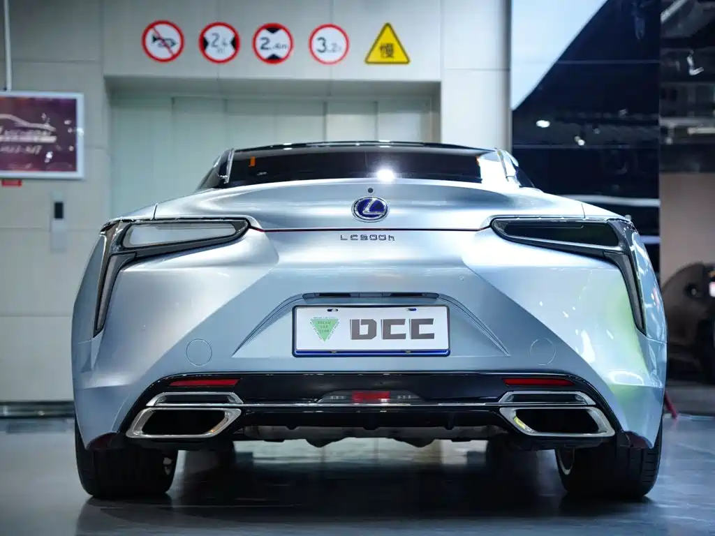 Фото 26 - Lexus LC