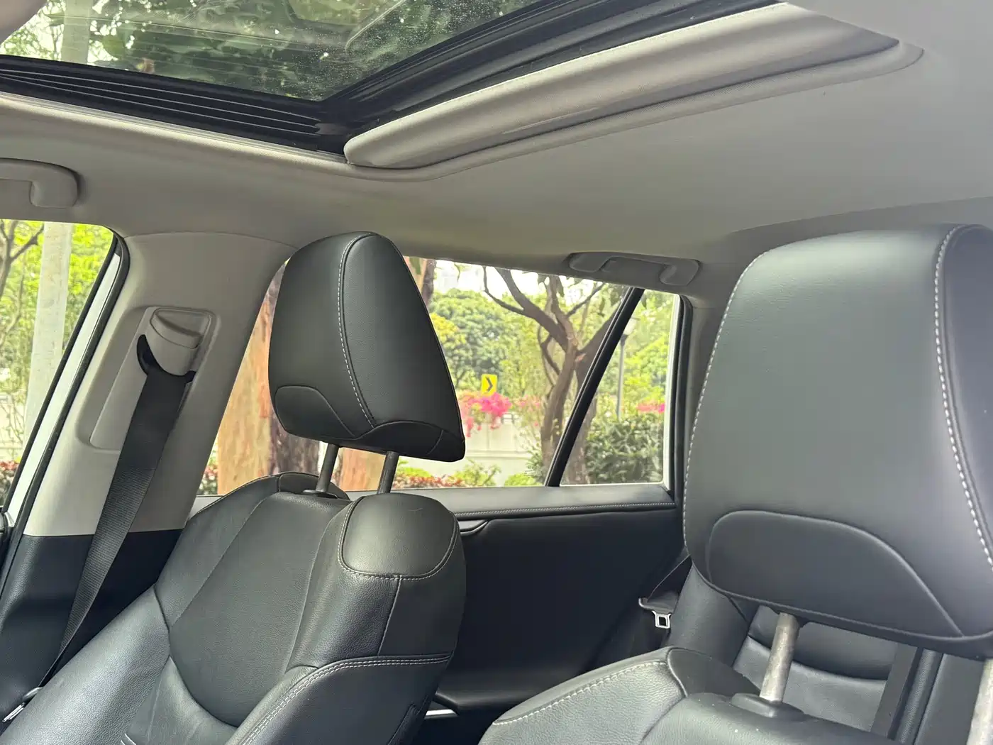 Toyota RAV4 Rongfang 2021 Hybrid 2.5L E-CVT AWD Elite PLUS Edition фото 12