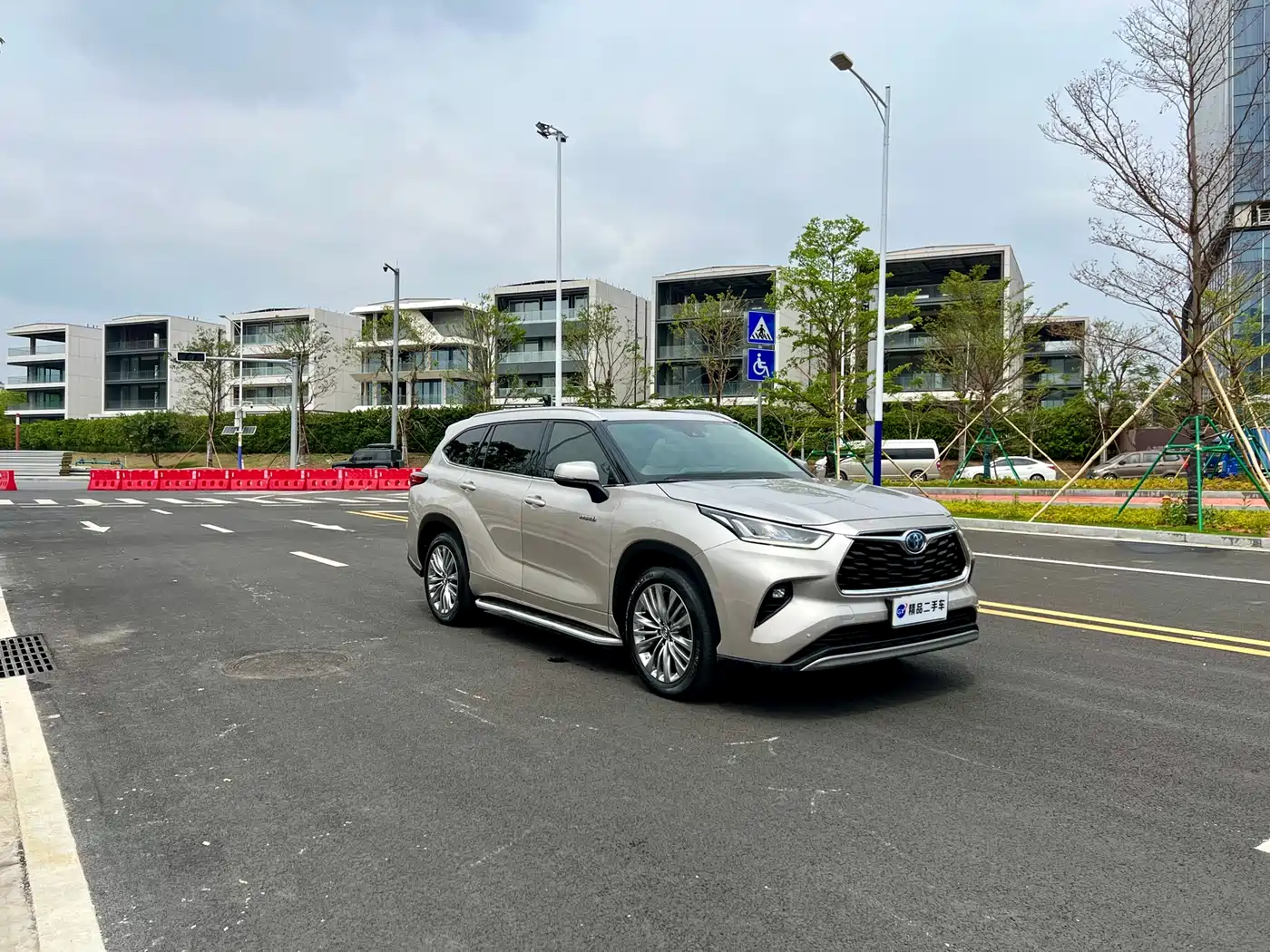 Toyota Highlander 2022 Dual Engine 2.5L 4WD Supreme Edition 7-Seater фото 3