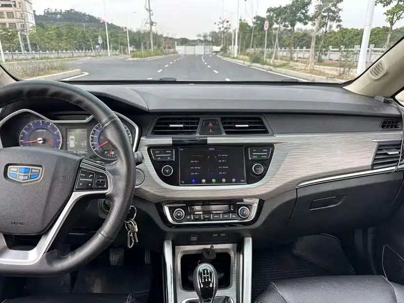 Фото 11 - Geely Vision X3