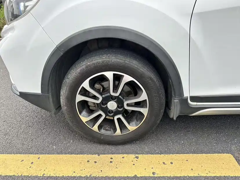 Фото 22 - Geely Vision X3