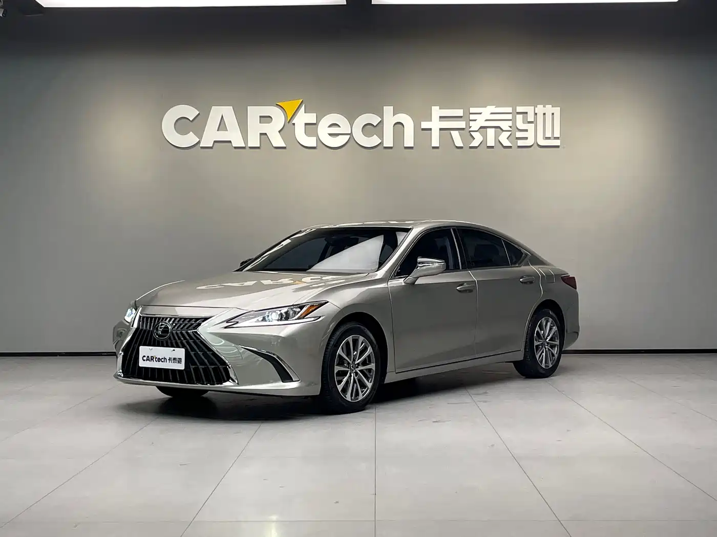 Фото 1 - Lexus ES