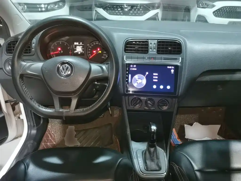 Volkswagen Polo 2016 1.4L Automatic Trend фото 10