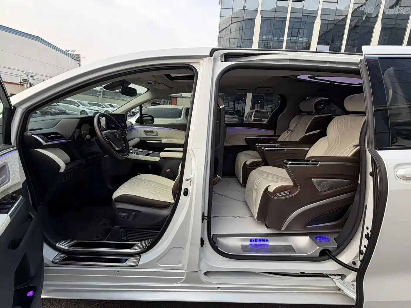 Toyota Sienna 2024 2.5L Hybrid Luxury Edition фото 3