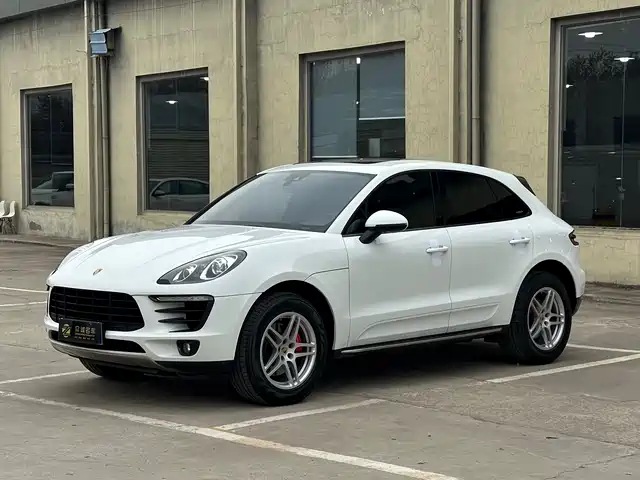 PORSCHE MACAN