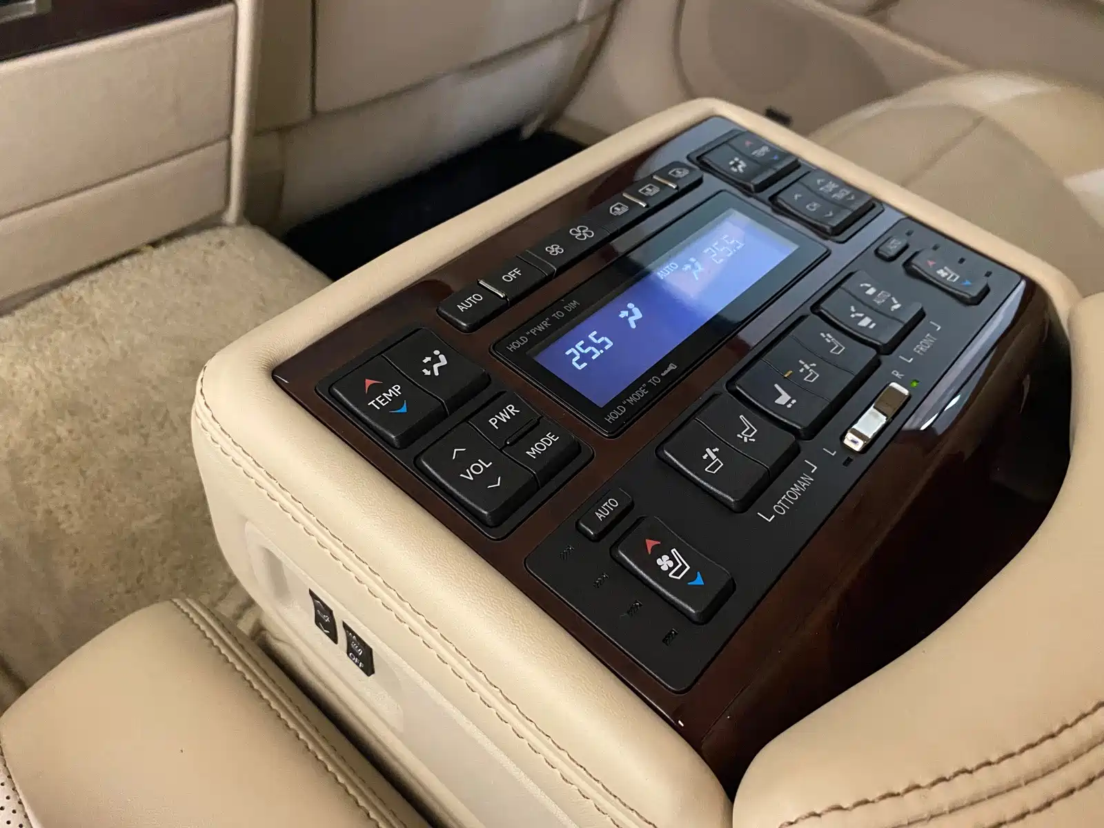 Фото 10 - Lexus LS