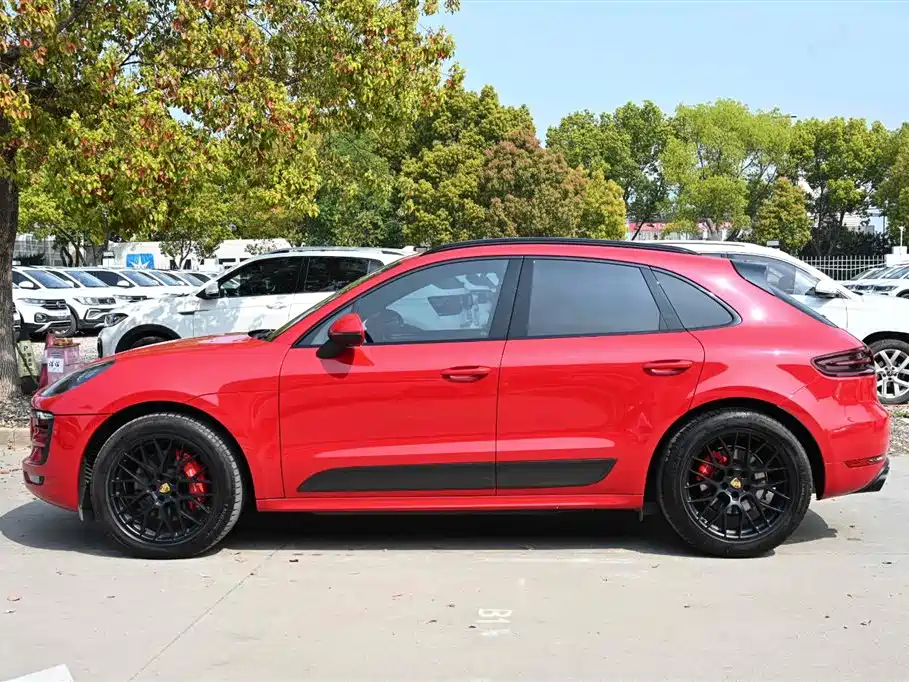 PORSCHE MACAN