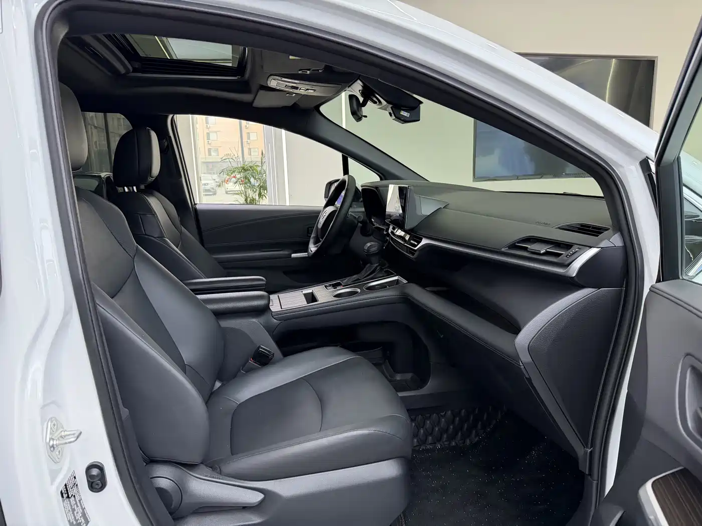 Toyota Granvia 2024 2.5L Hybrid Luxury фото 6