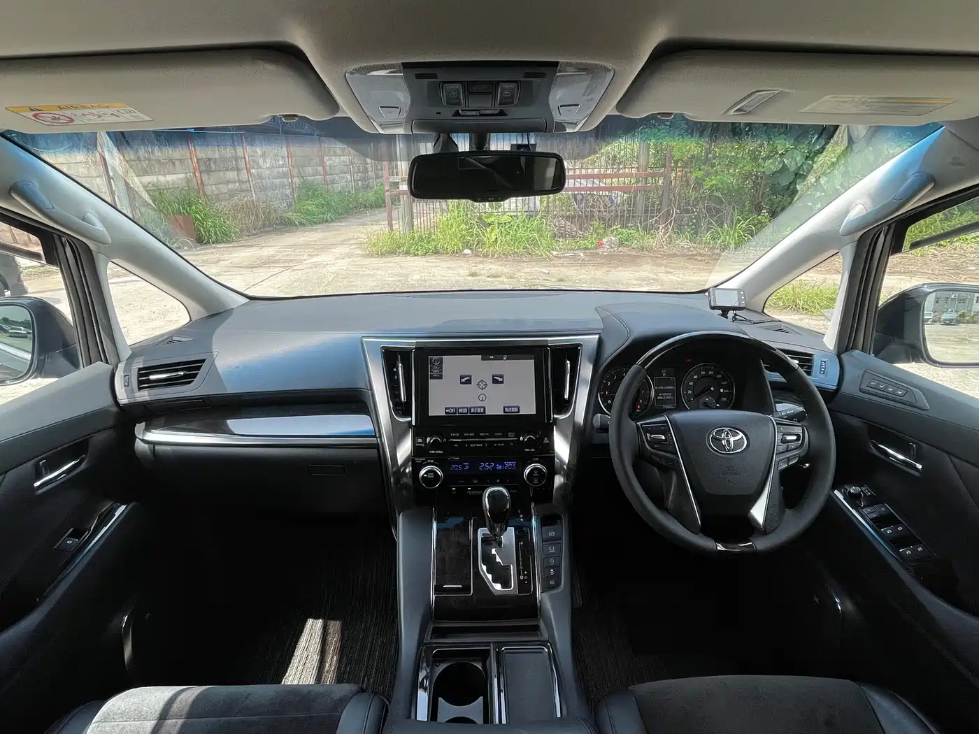 Toyota Alphard фото 10