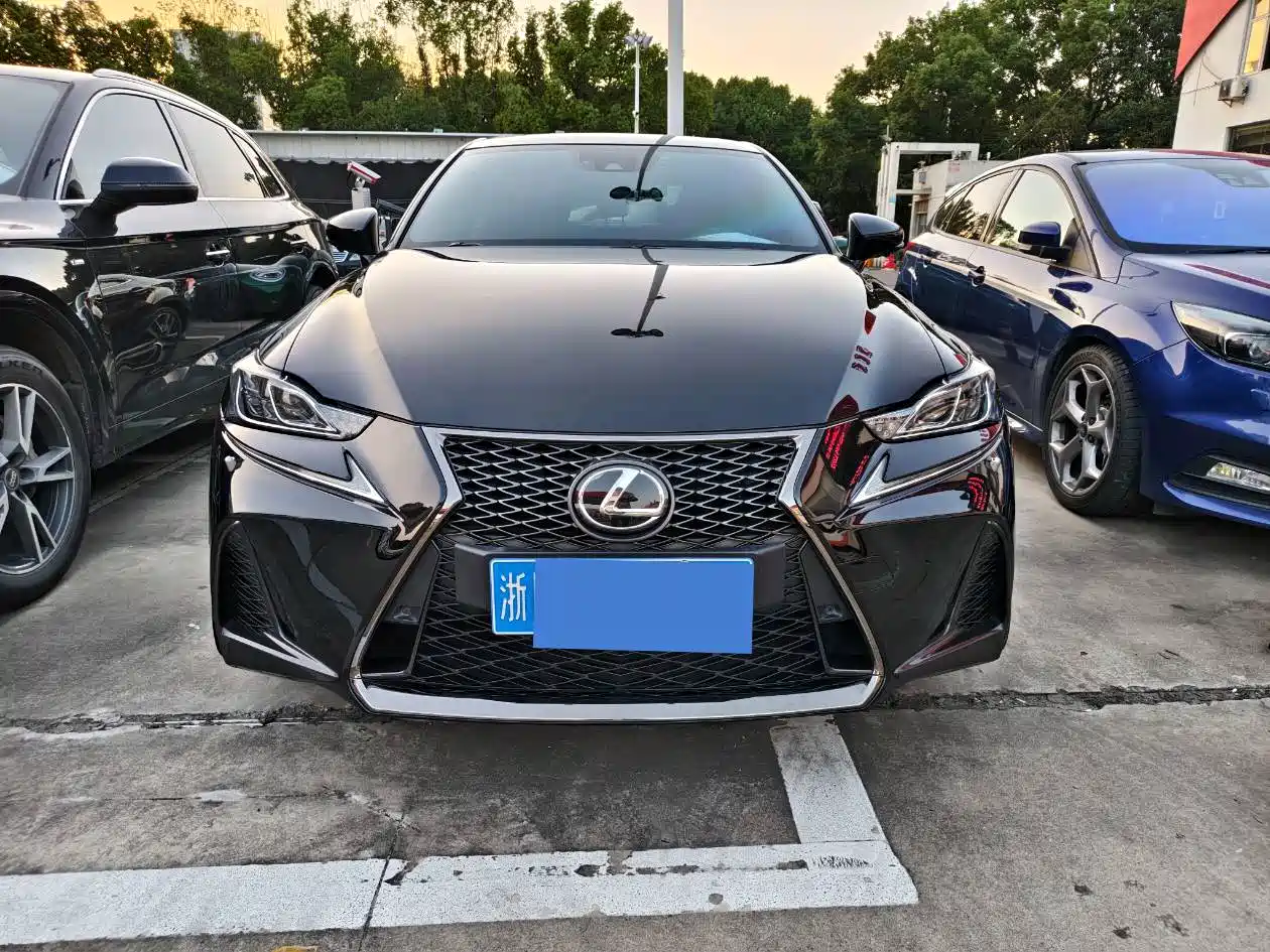 Фото 2 - Lexus IS