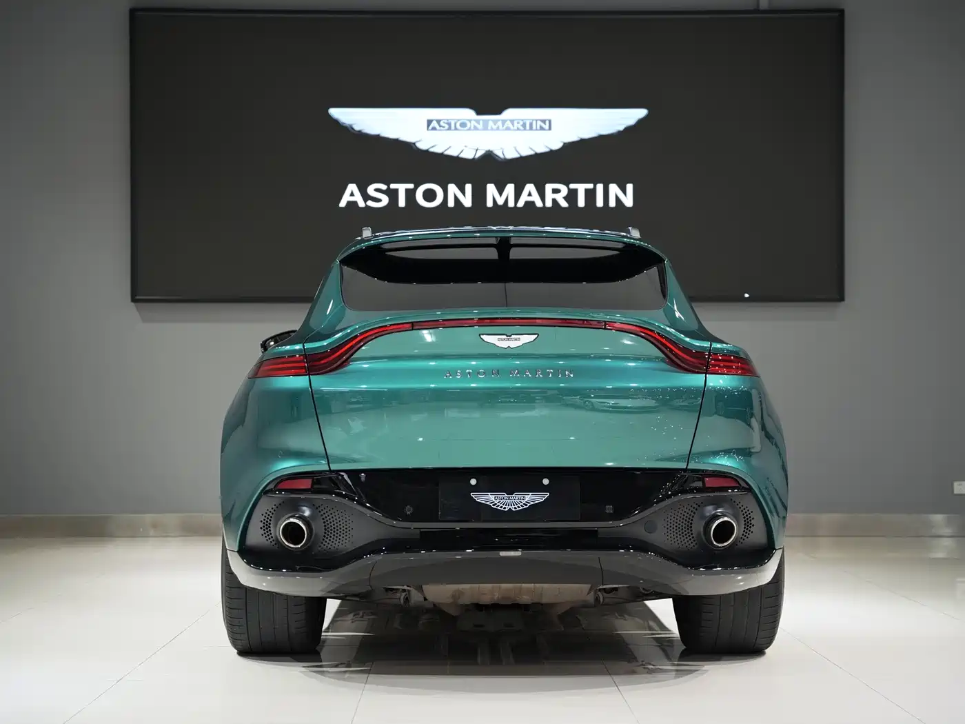 ASTON MARTIN DBX