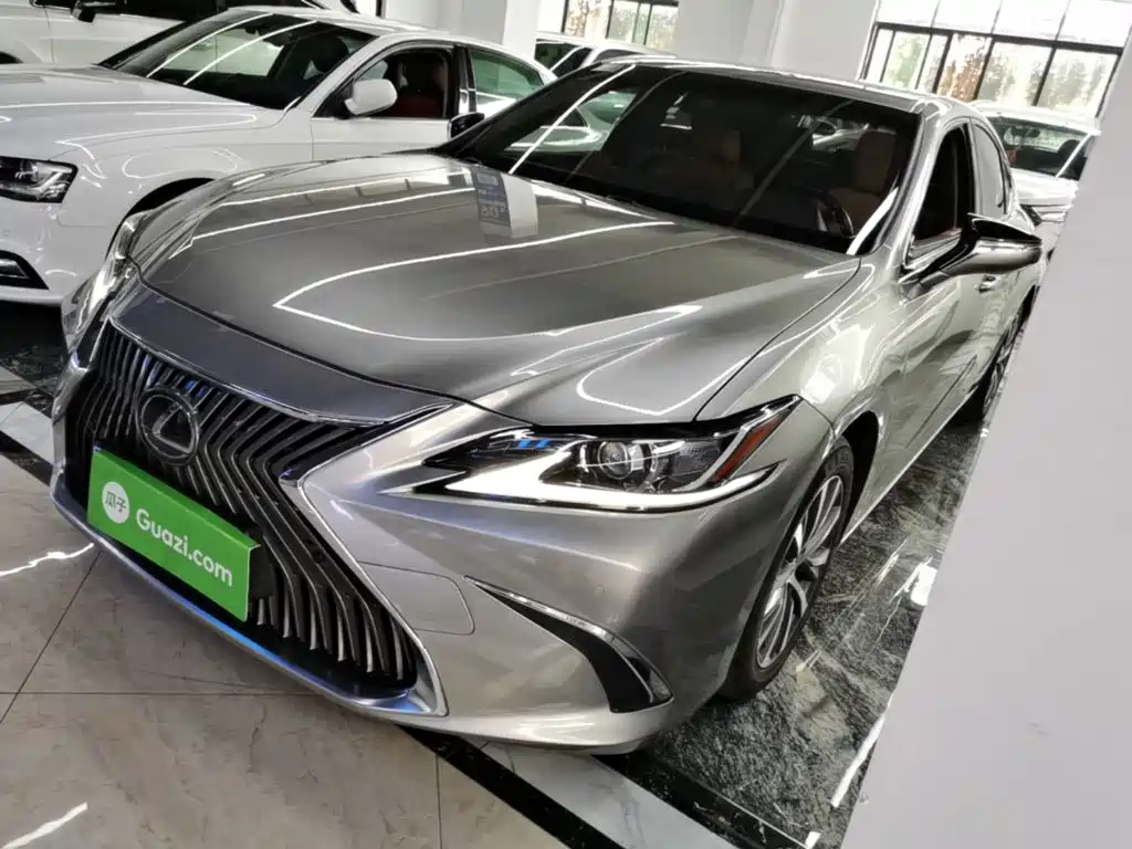Фото 1 - Lexus ES