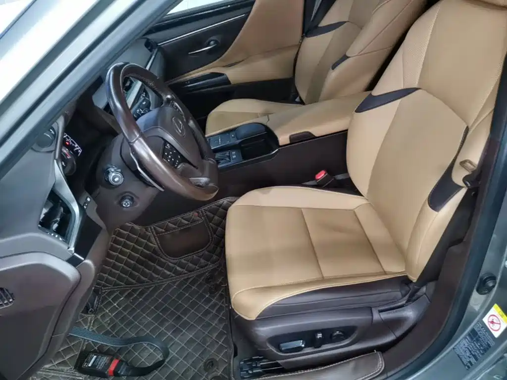 Фото 15 - Lexus ES