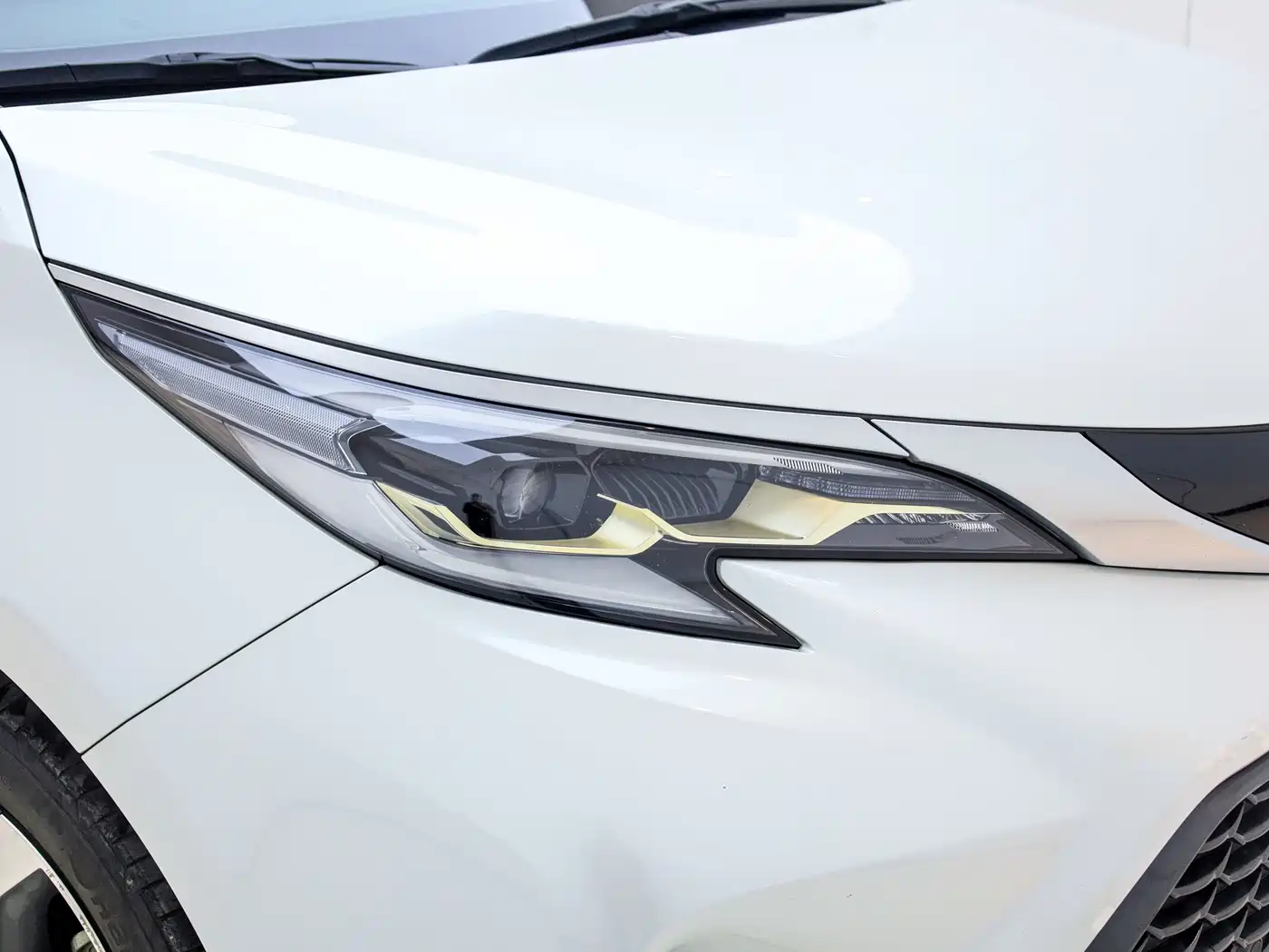 Toyota Granvia 2022 2.5L Hybrid Premium Edition фото 2