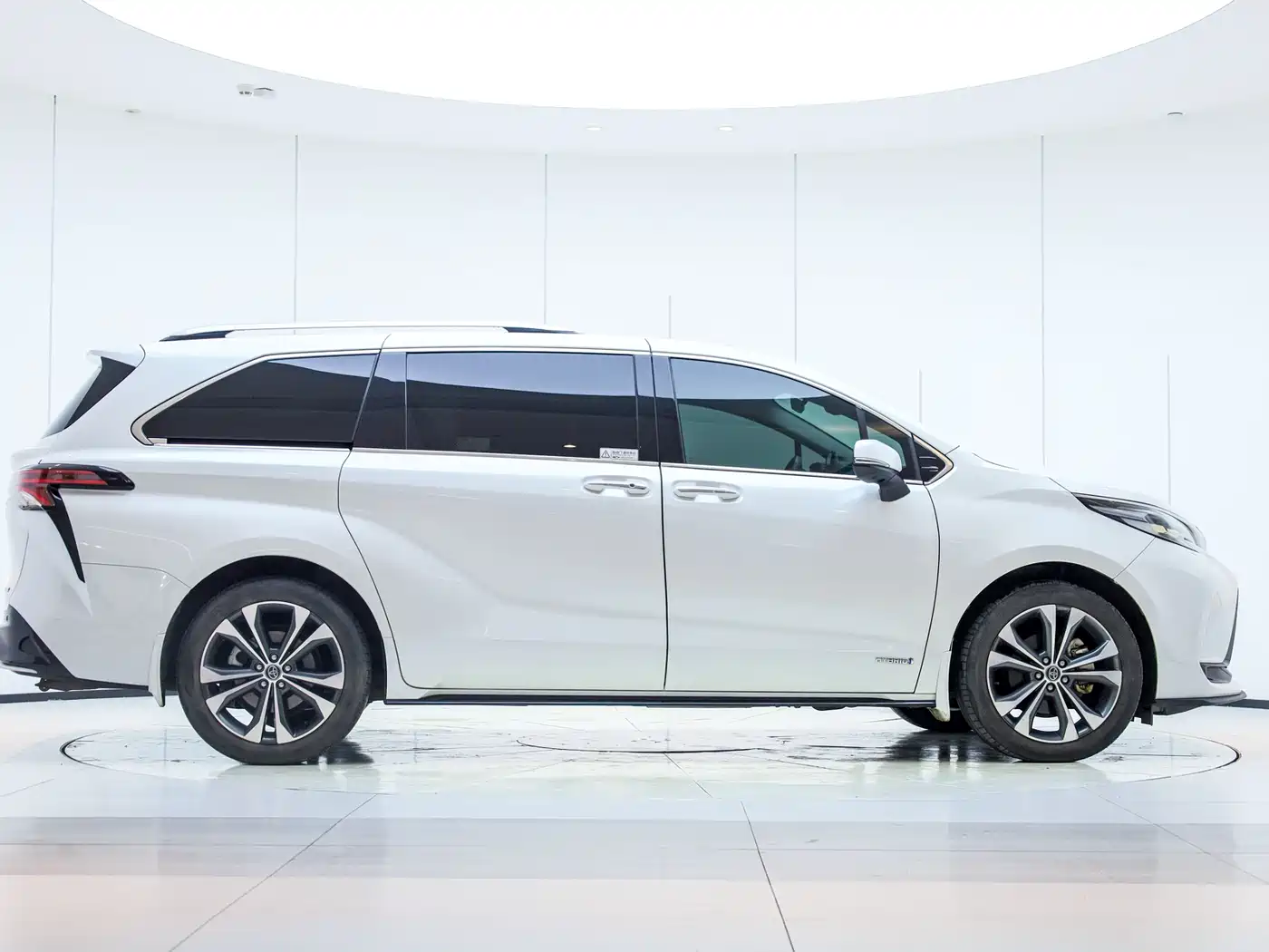 Toyota Granvia 2022 2.5L Hybrid Premium Edition фото 4