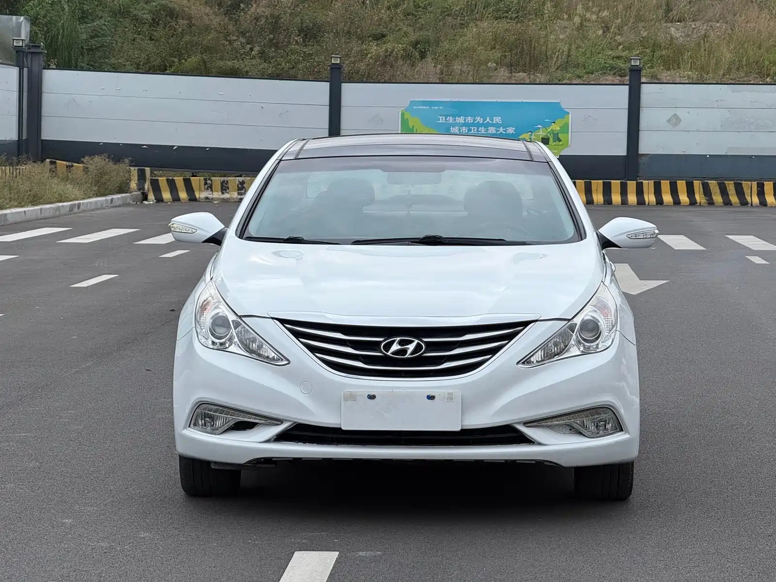 Photo 2 - Hyundai Sonata