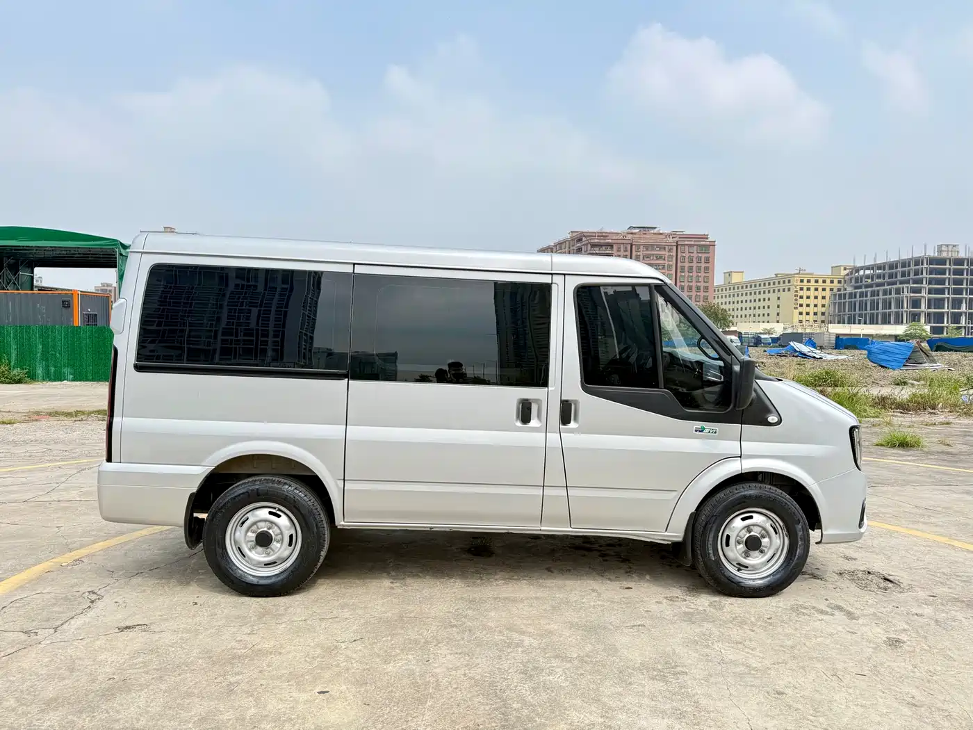 Jiangling JMC Fushun 2025 2025 Model 2.0T 6MT Diesel Short Wheelbase Low Roof Commercial MPV 5/6 Seats with Lift-up Tailgate