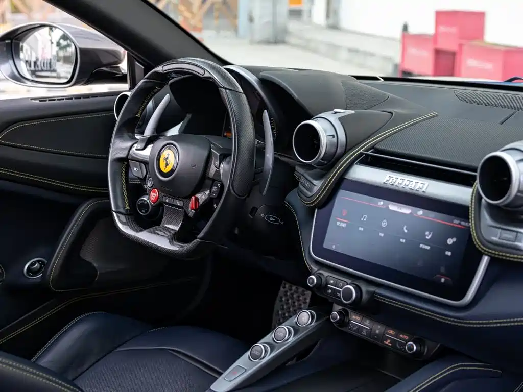 Ferrari GTC4Lusso 2017 3.9T V8 фото 10