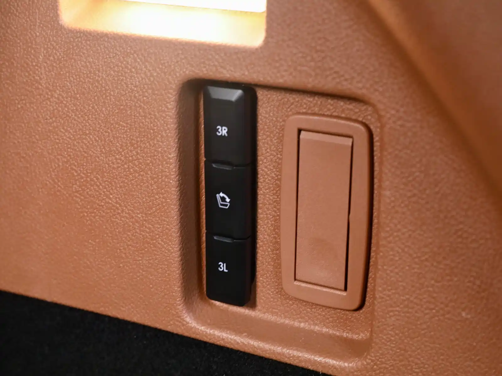 Photo 7 - Lincoln Aviator