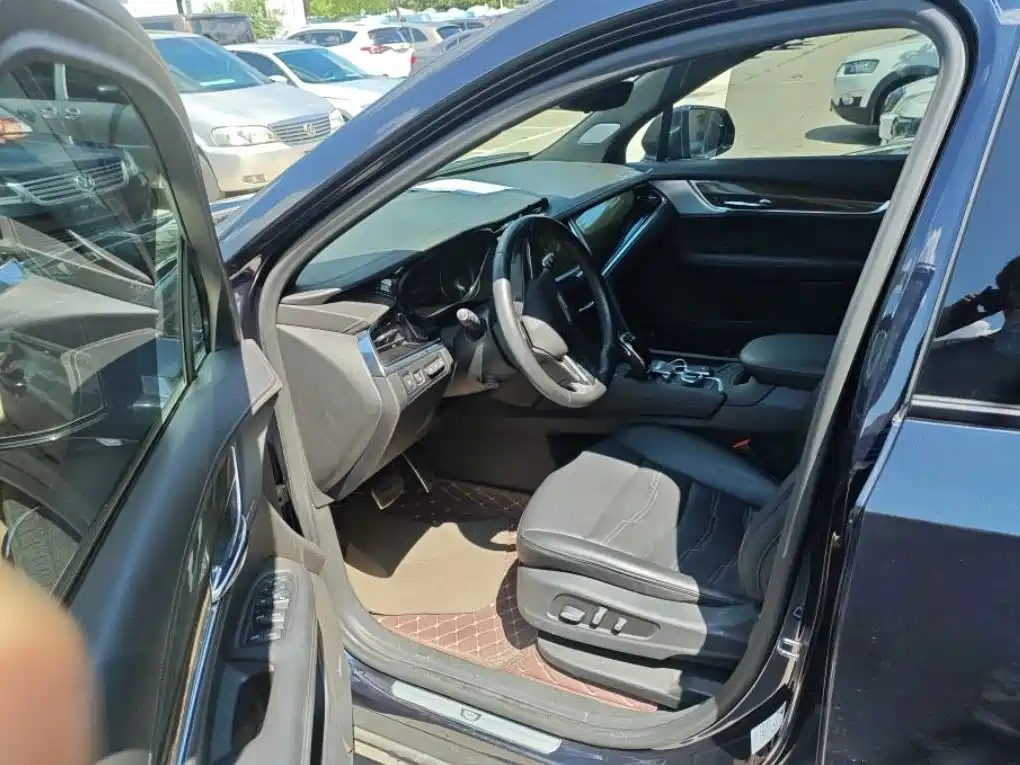 Фото 2 - Cadillac XT6