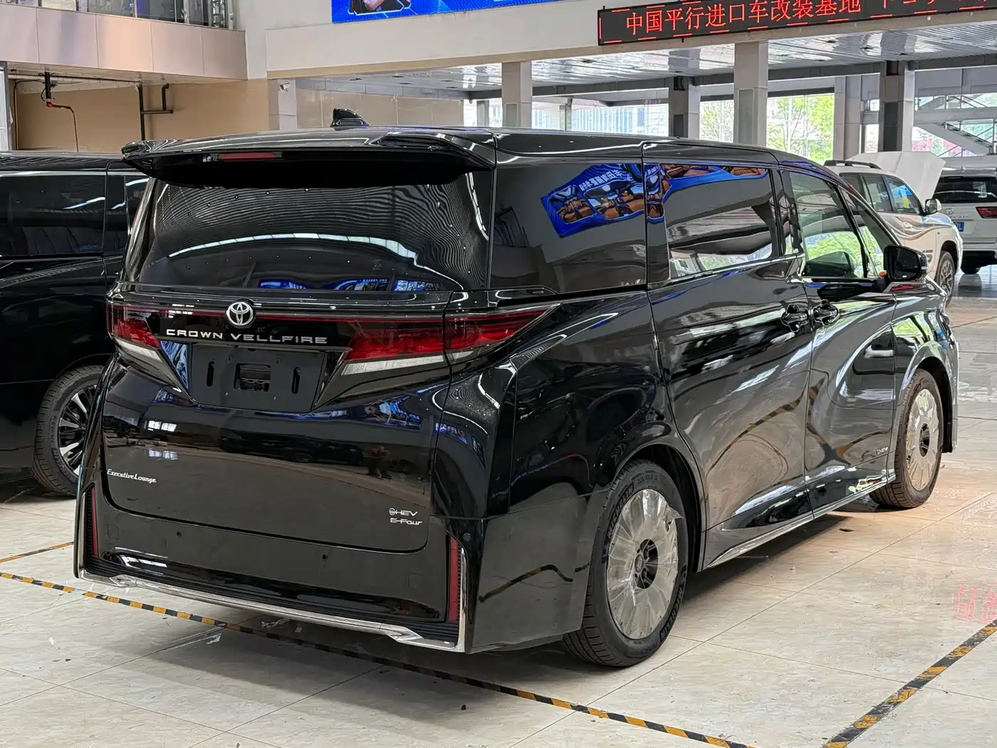 Toyota Vellfire 2025 Crown Hybrid 2.5L Ink Gold Executive Edition фото 6