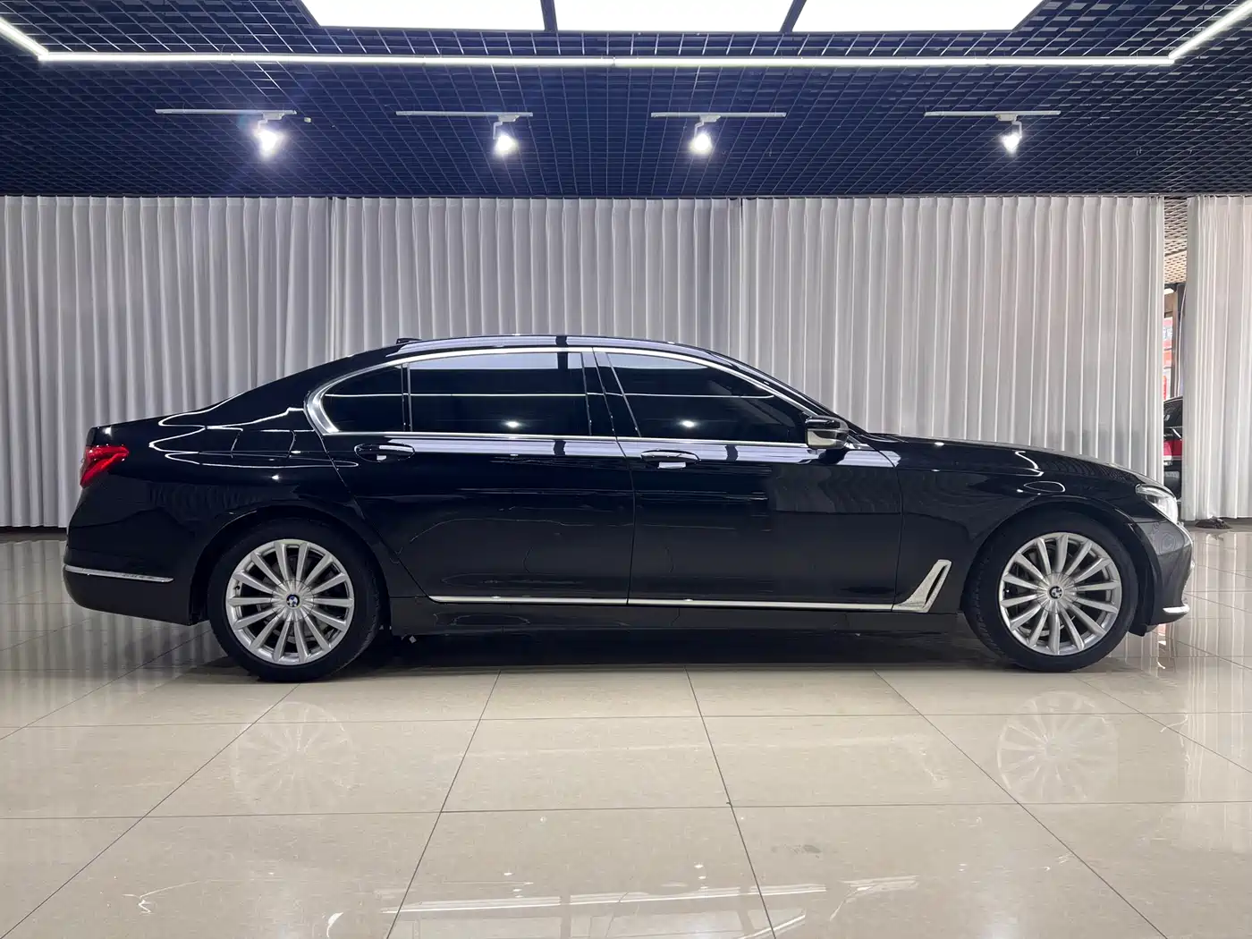 BMW 7 Series 2016 740Li Leading Edition фото 4