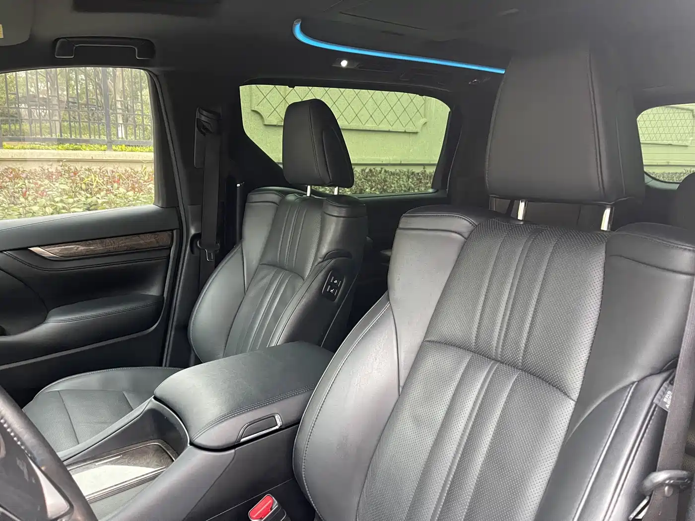 Toyota Vellfire 2019 Hybrid 2.5L HV Premium Edition фото 19