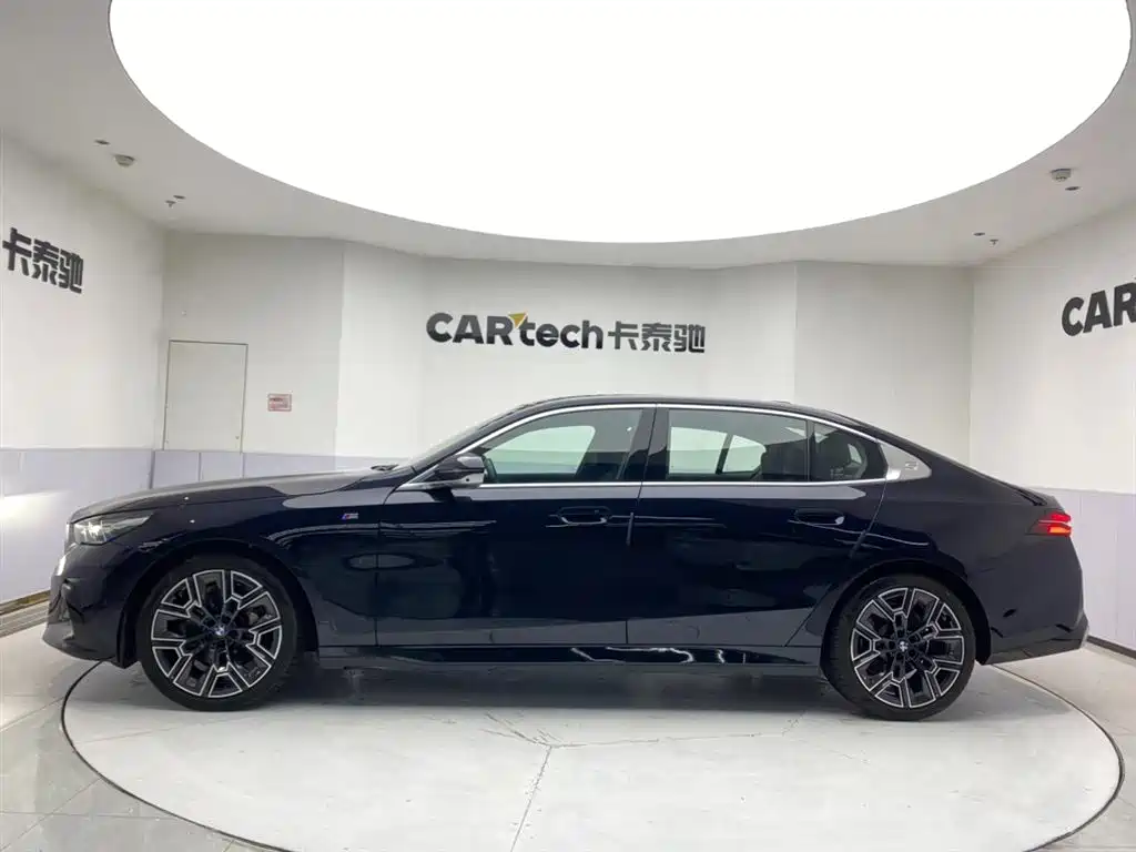 BMW 5 Series 2025 530Li Premium M Sport Package фото 8