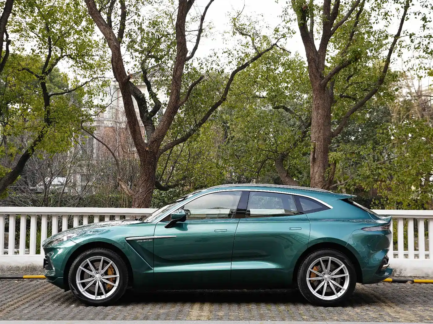 Aston Martin DBX 2023 2023 3.0T STRAIGHT-SIX