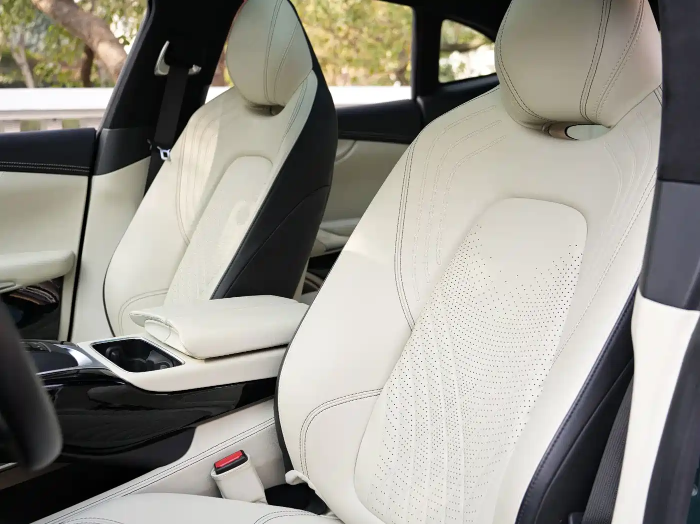 Aston Martin DBX 2023 2023 3.0T STRAIGHT-SIX