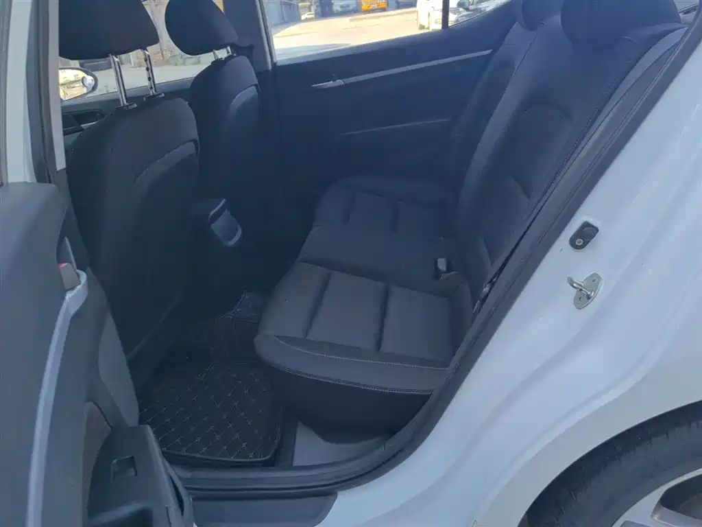 Hyundai Elantra 2016 Model 1.6L Automatic Smart Elite фото 17