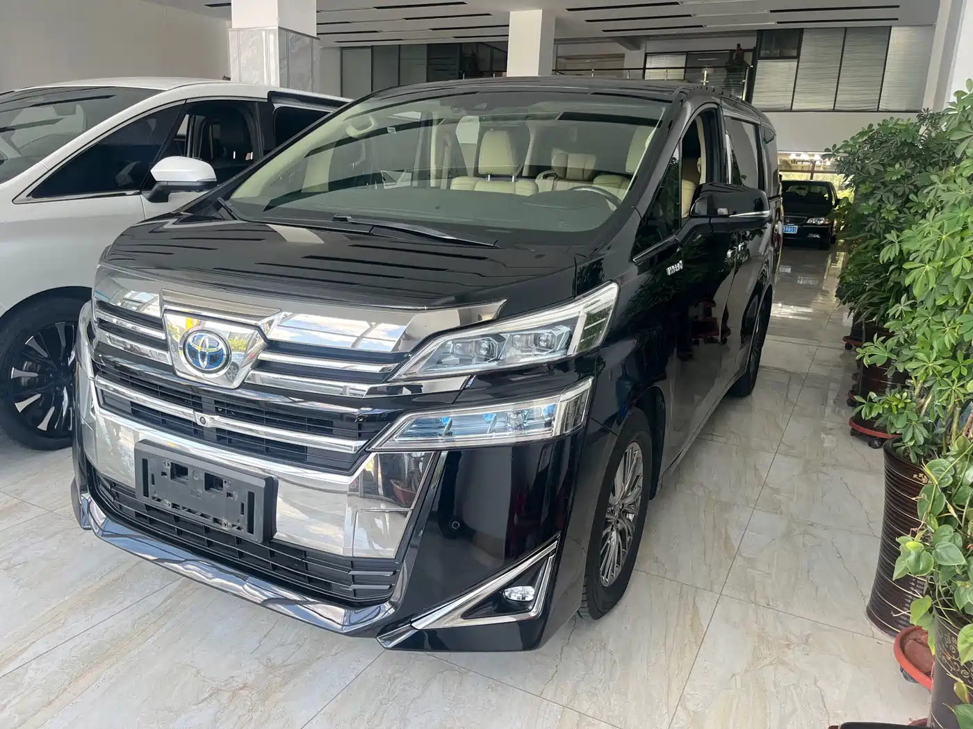 Toyota Vellfire 2019 Hybrid 2.5L HV Premium Edition фото 2