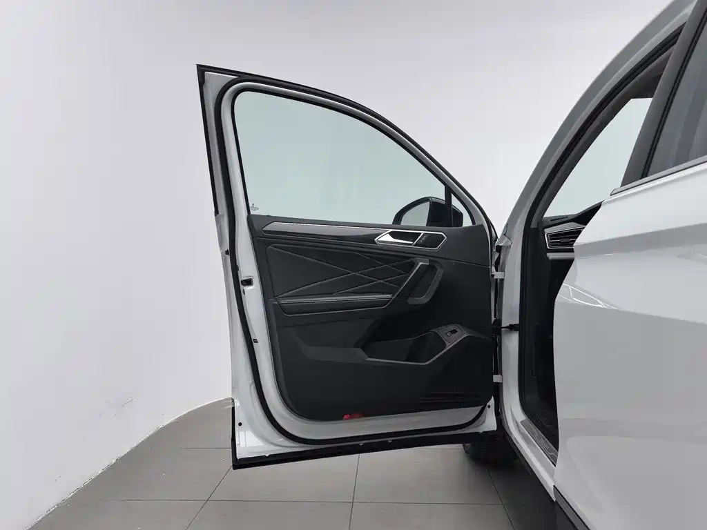 Фото 8 - Volkswagen Tiguan L