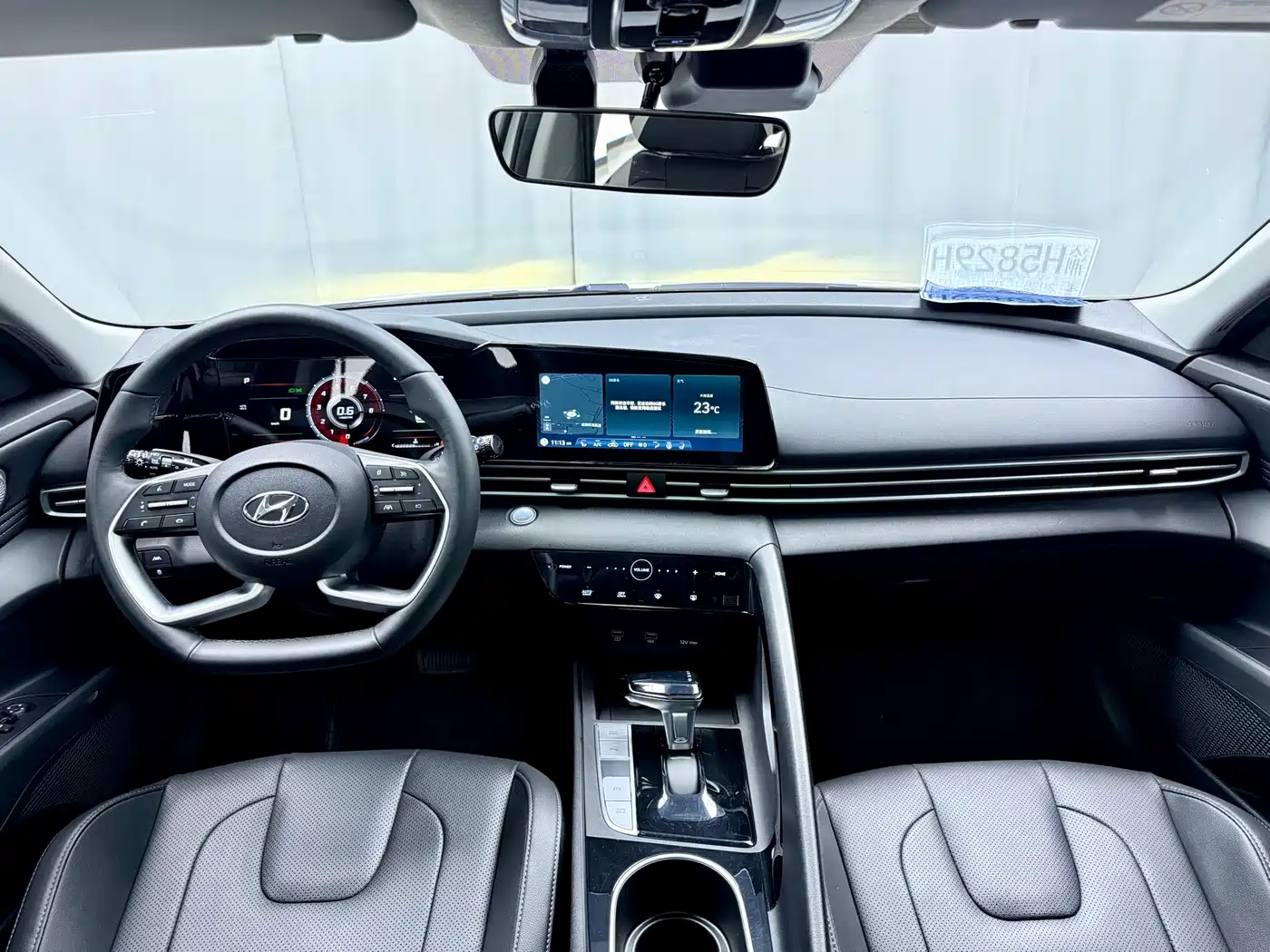 Hyundai Elantra 2022 1.5L CVT LUX Premium Edition фото 8