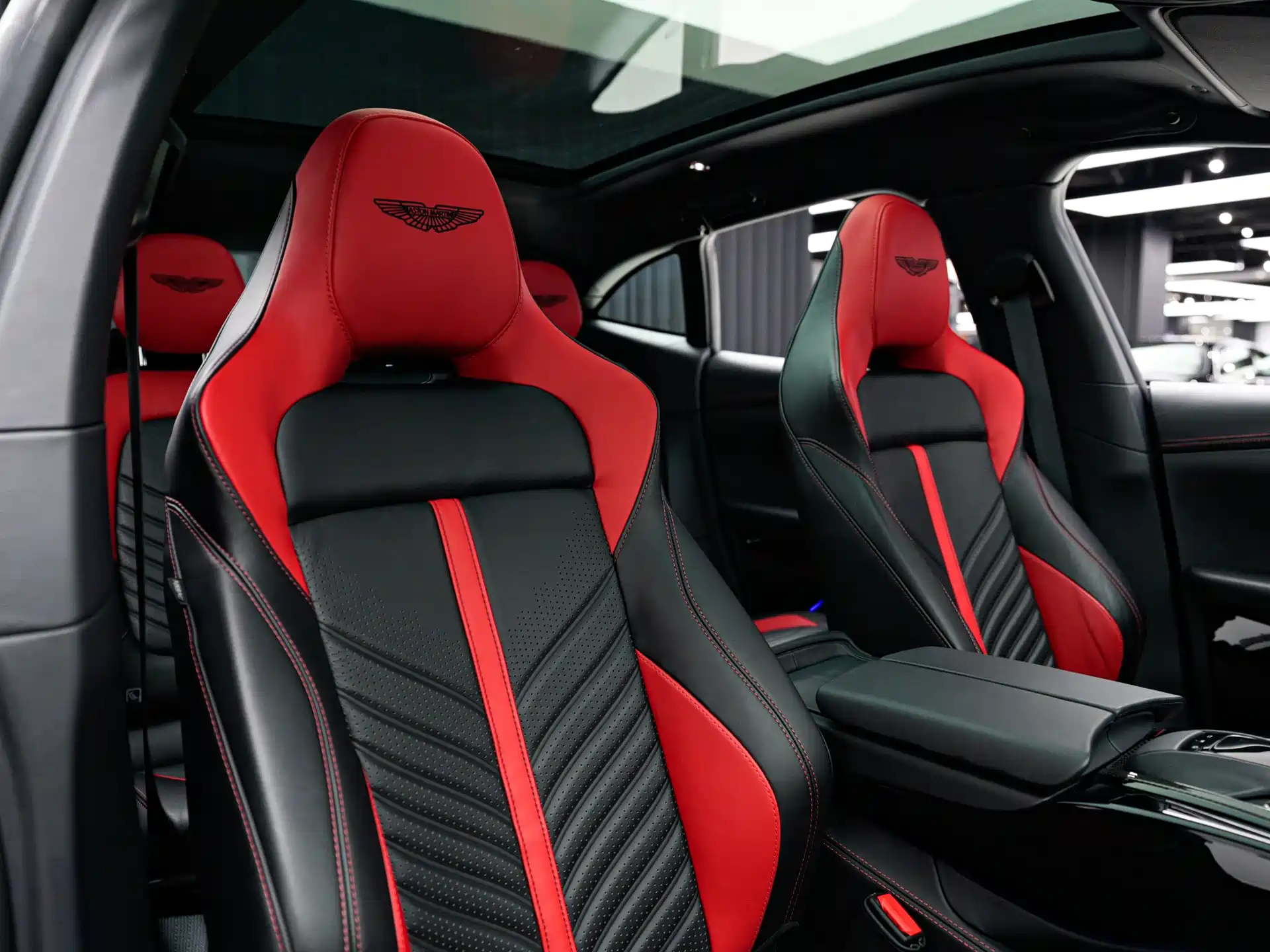 Фото 21 - Aston Martin DBX